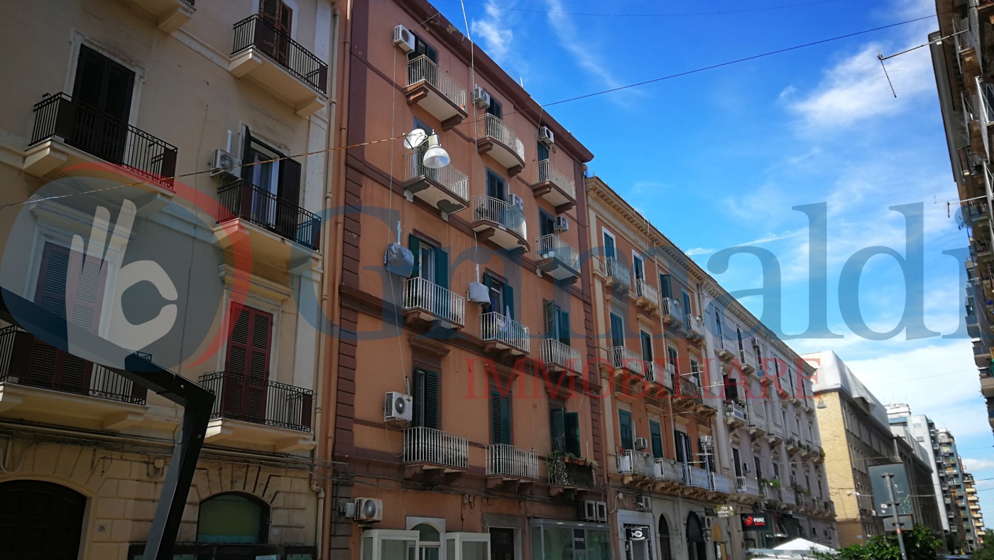 Appartamento 3 vani e doppi accessori pressi via di palma centralissimo ristrutturato.jpg