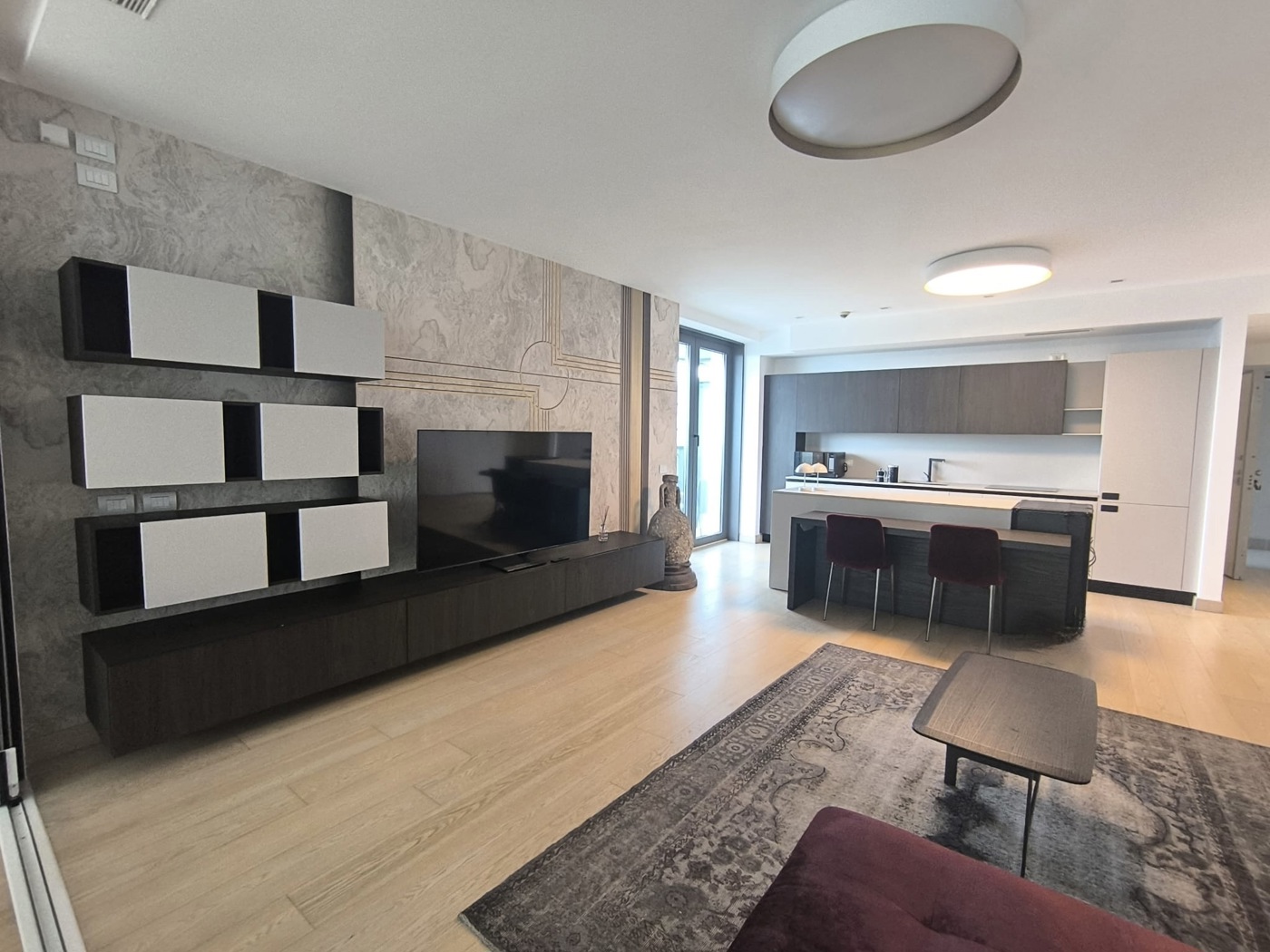 SALONE CON CUCINA A VISTA