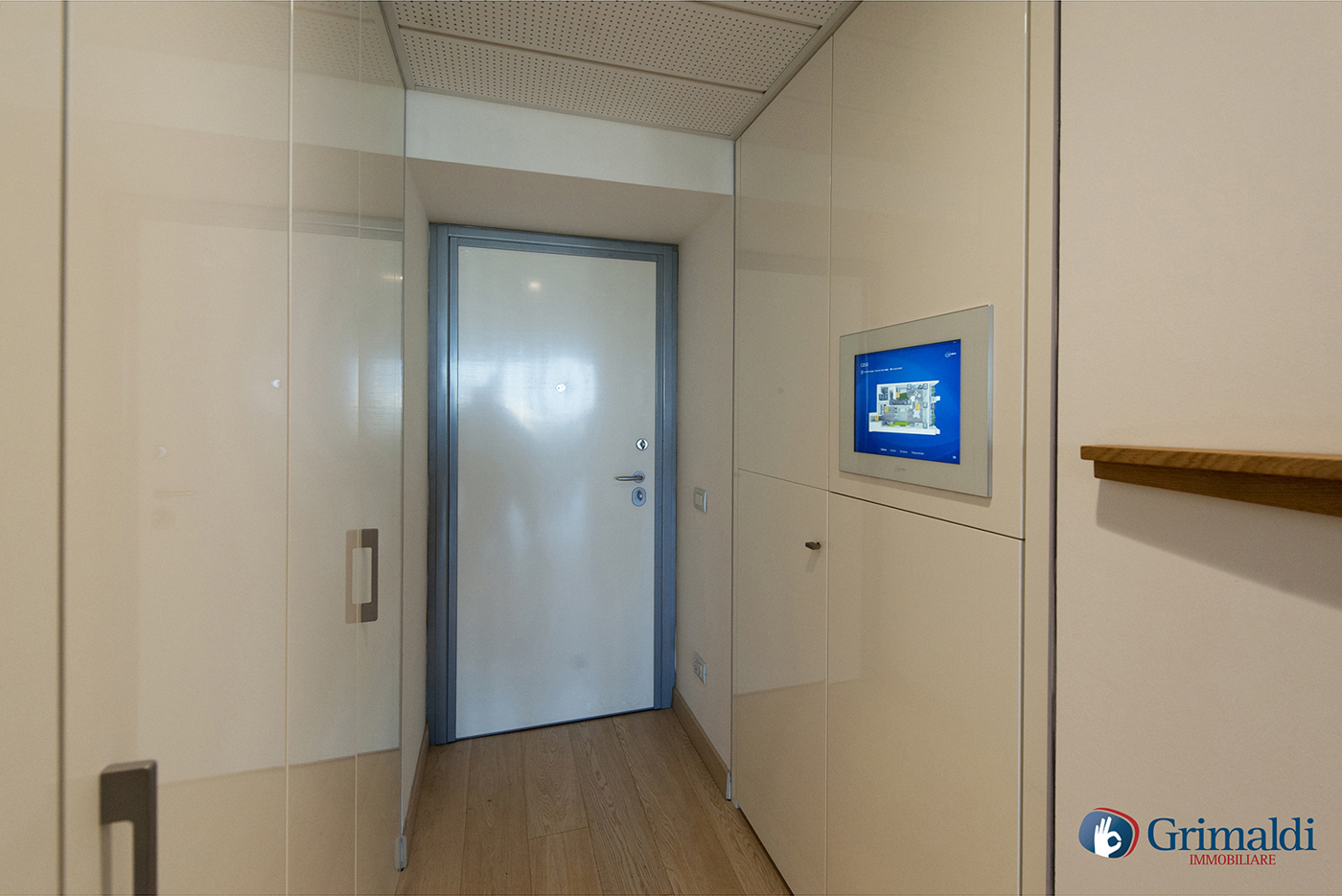 INGRESSO CON ARMADIO A MURO