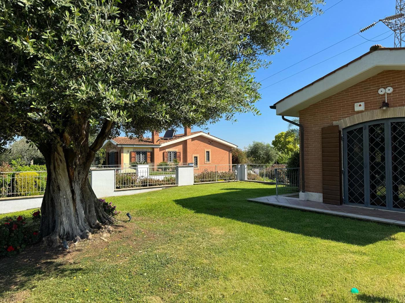 VILLA CON PISCINA