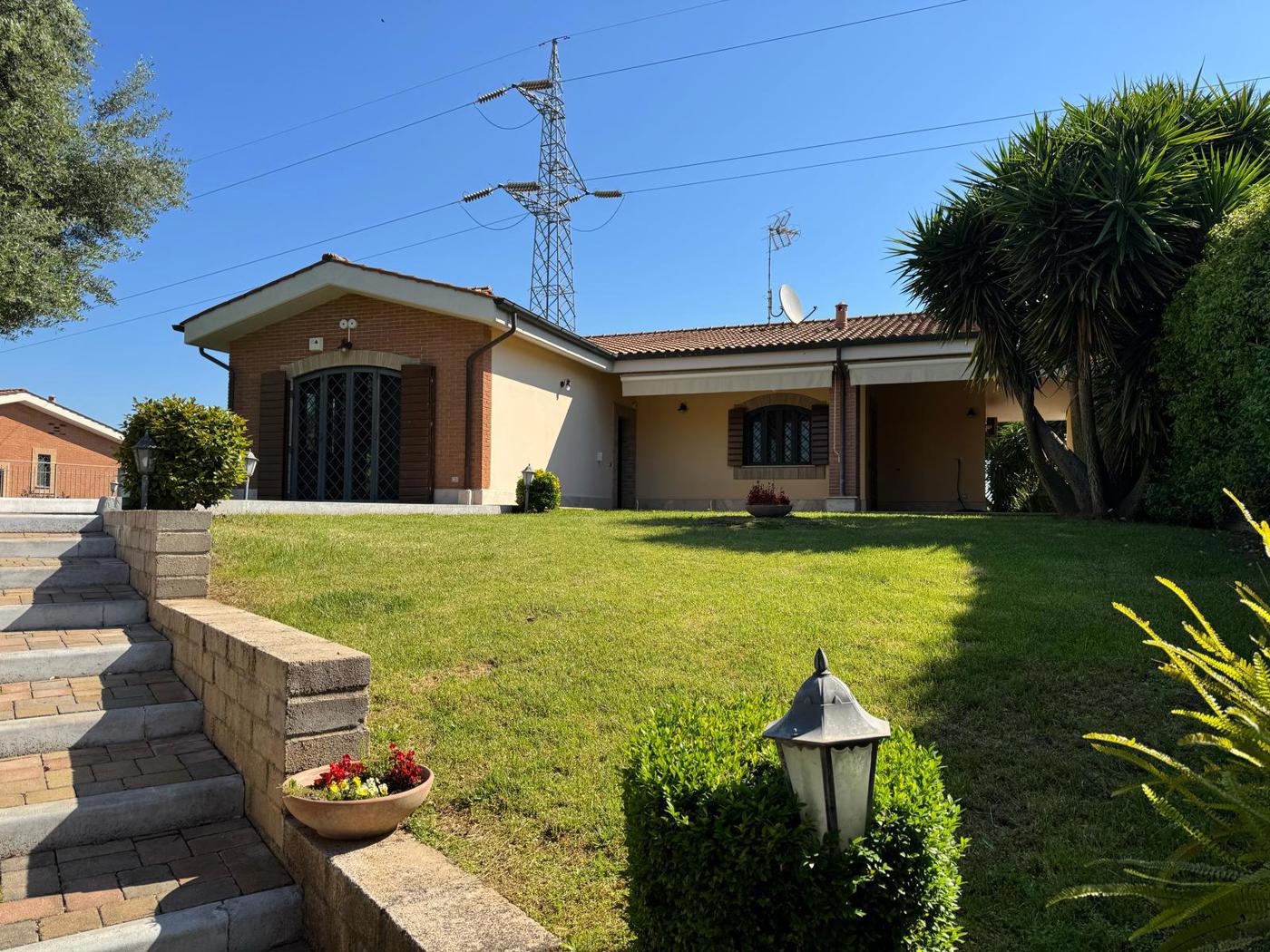VILLA CON GIARDINO