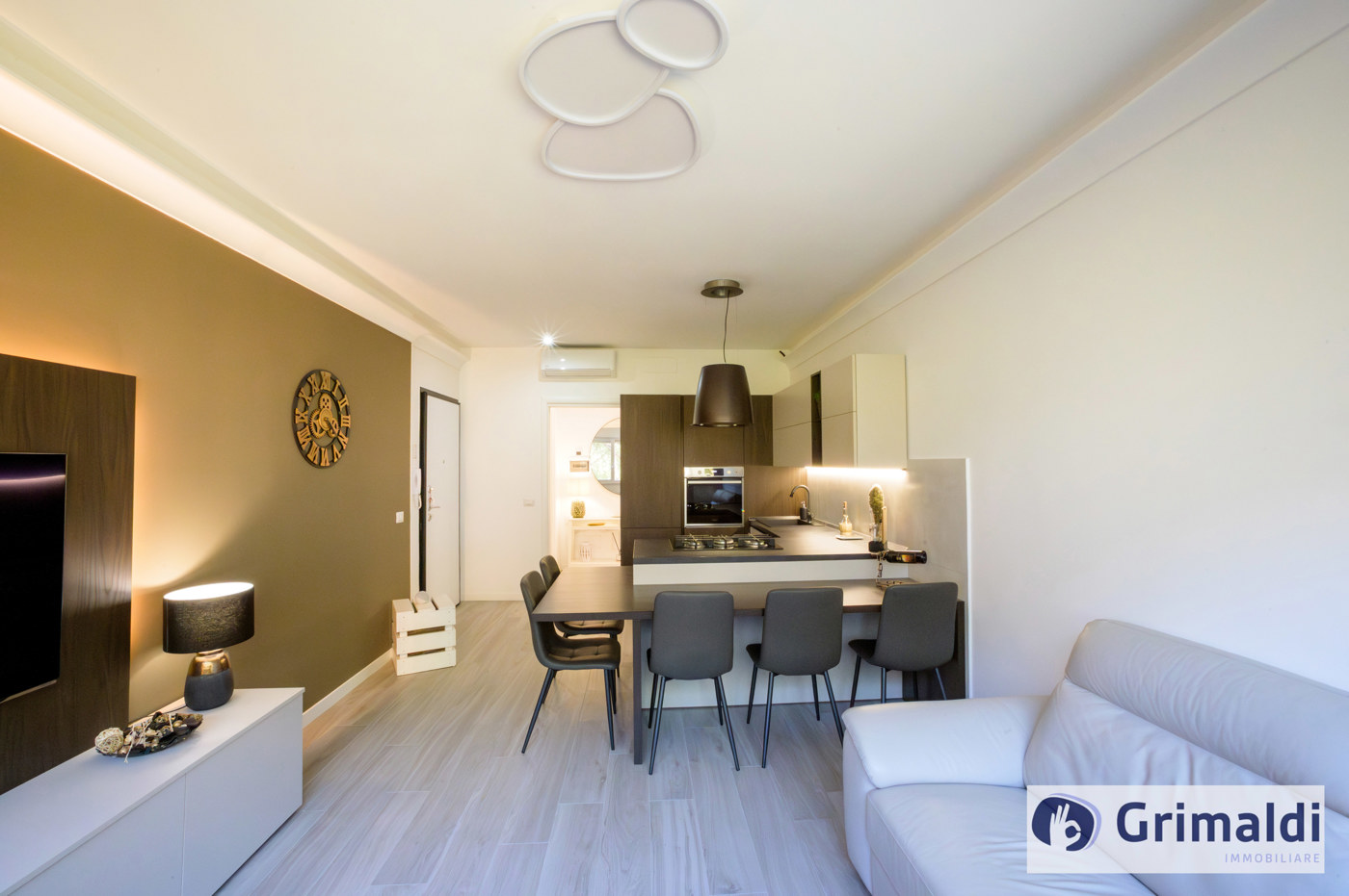 SALONE CON CUCINA A VISTA