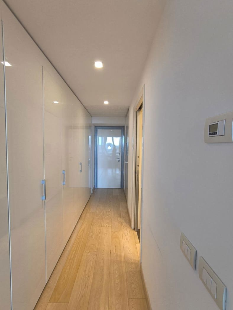 INGRESSO CON ARMADIO A MURO
