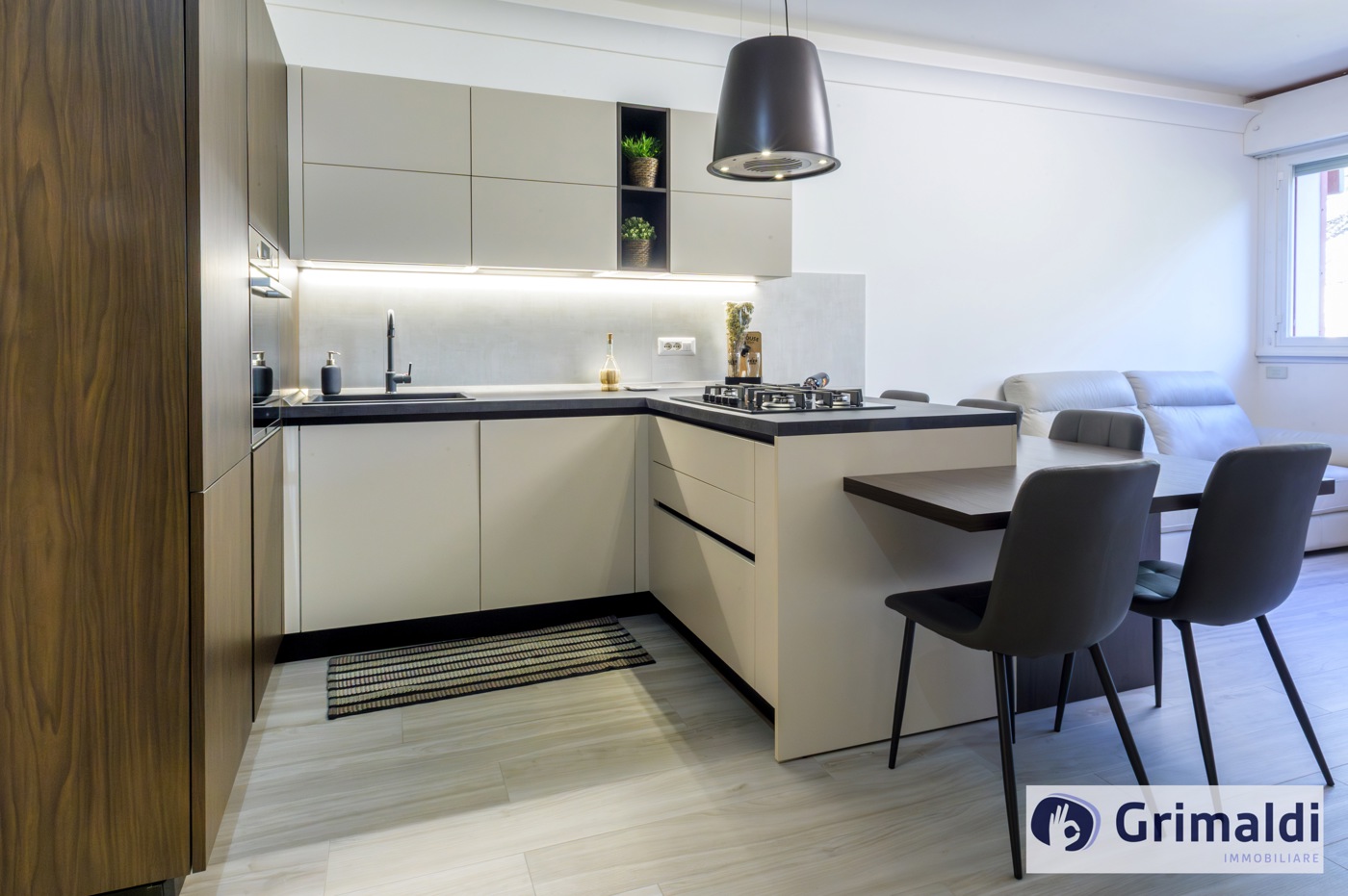 SALONE CON CUCINA A VISTA