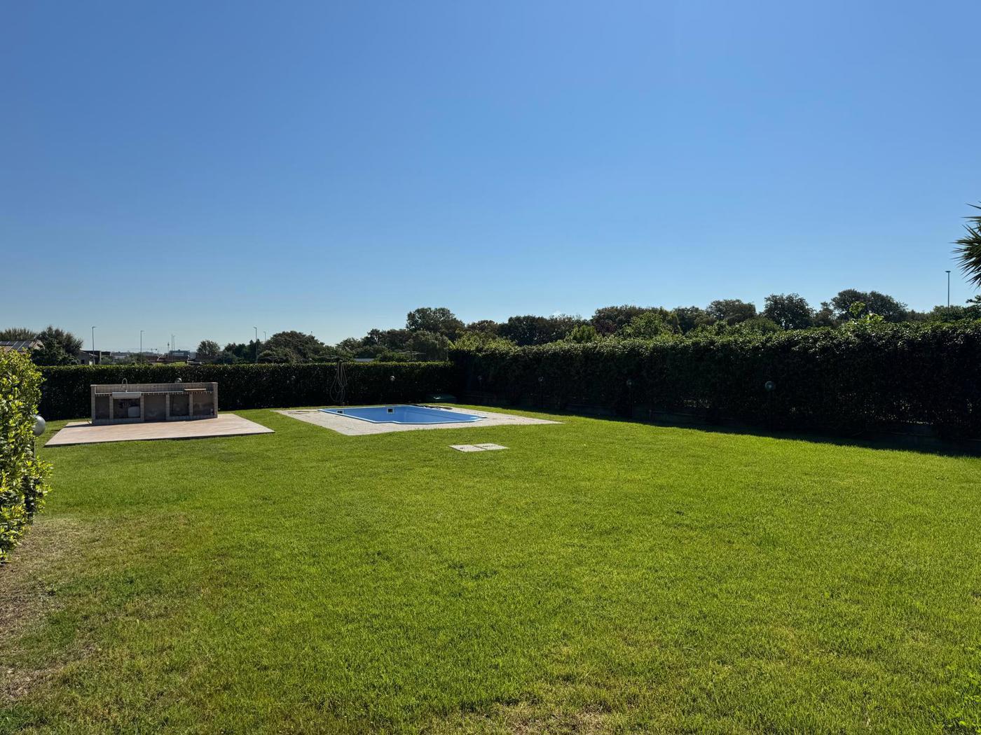 VILLA CON PISCINA