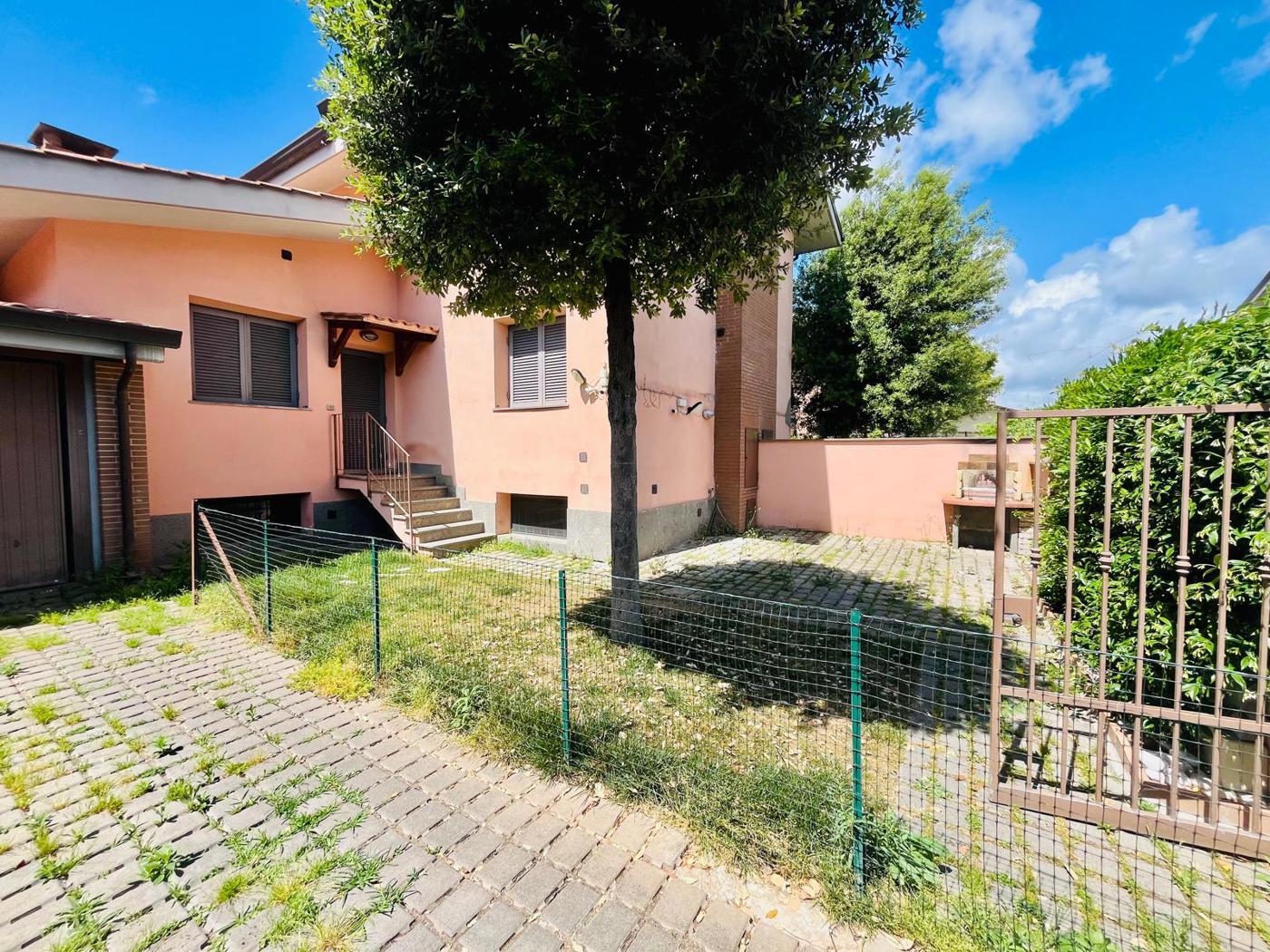 VILLINO CON GIARDINO E BOX AUTO