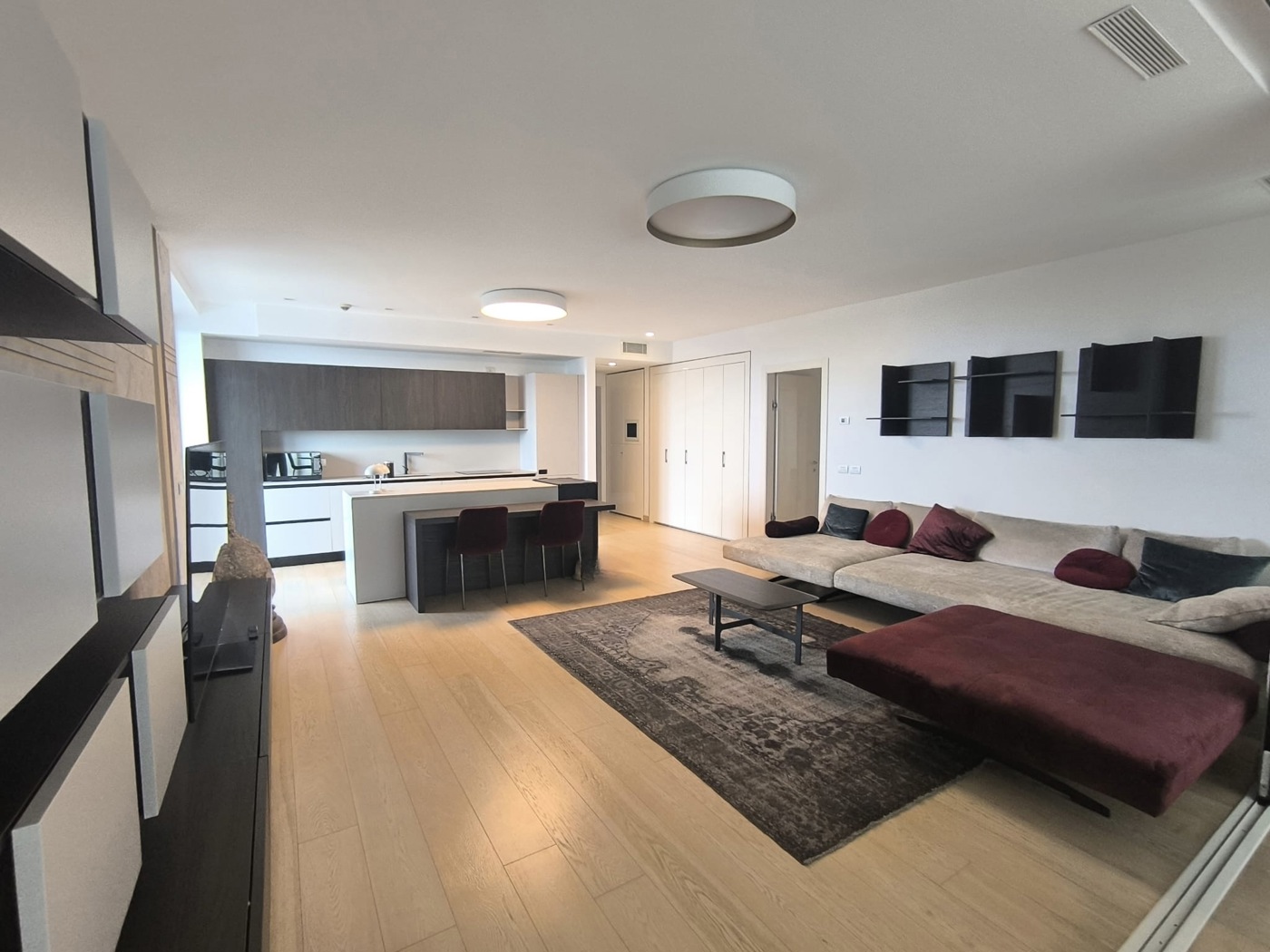 SALONE CON CUCINA A VISTA