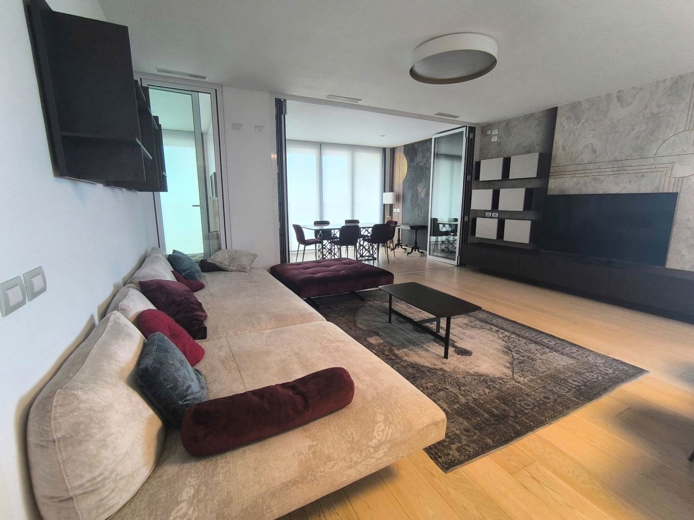SALONE CON CUCINA A VISTA E ZONA PRANZO