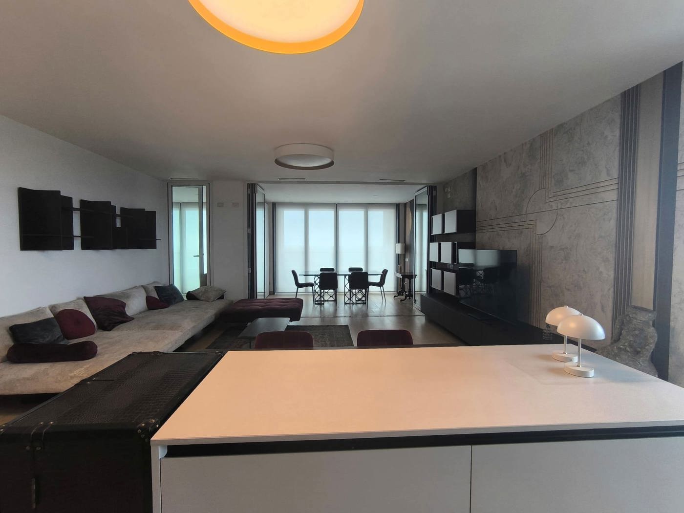 SALONE CON CUCINA A VISTA