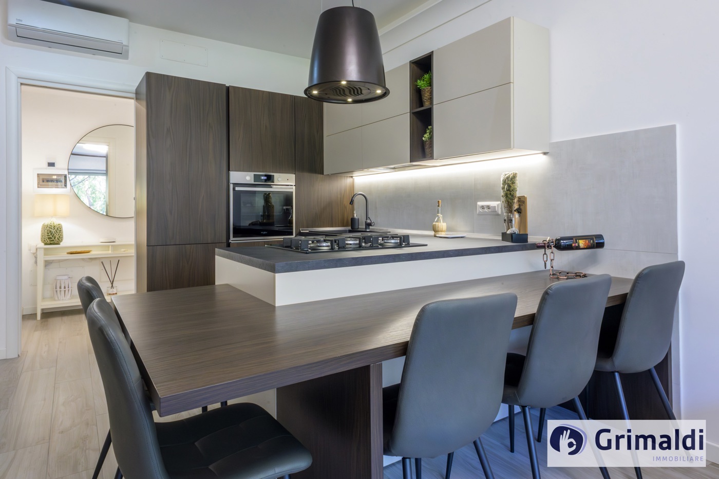 SALONE CON CUCINA A VISTA