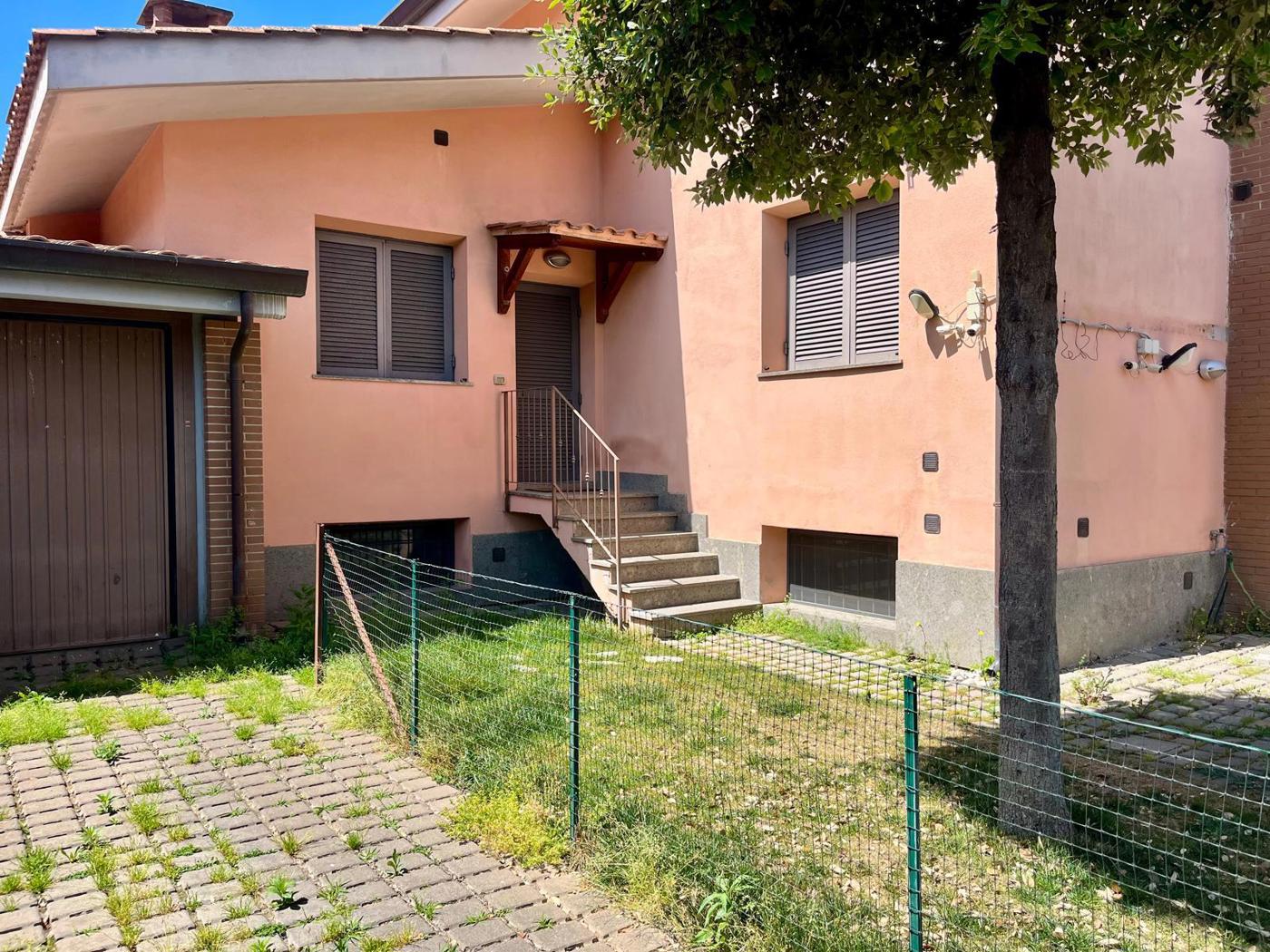 VILLINO CON GIARDINO E BOX AUTO