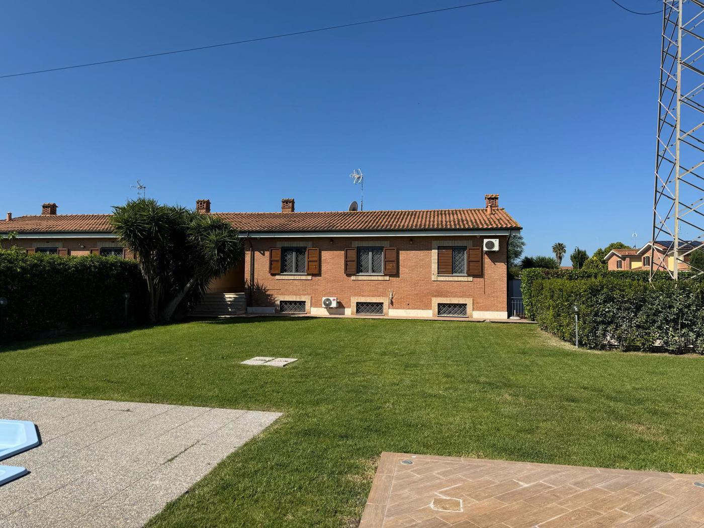 VILLA CON GIARDINO E PISCINA