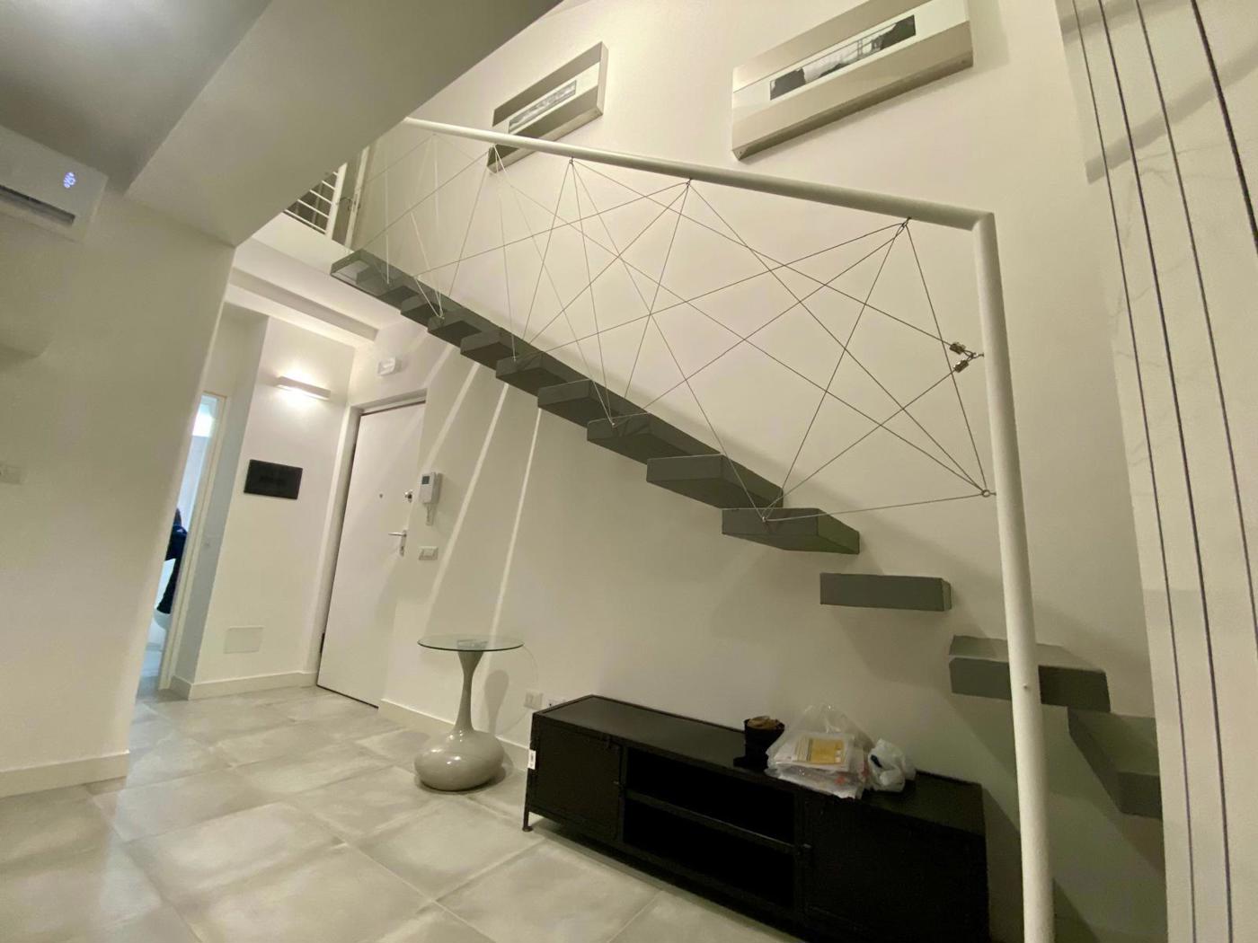 SOGGIORNO E SCALA INTERNA