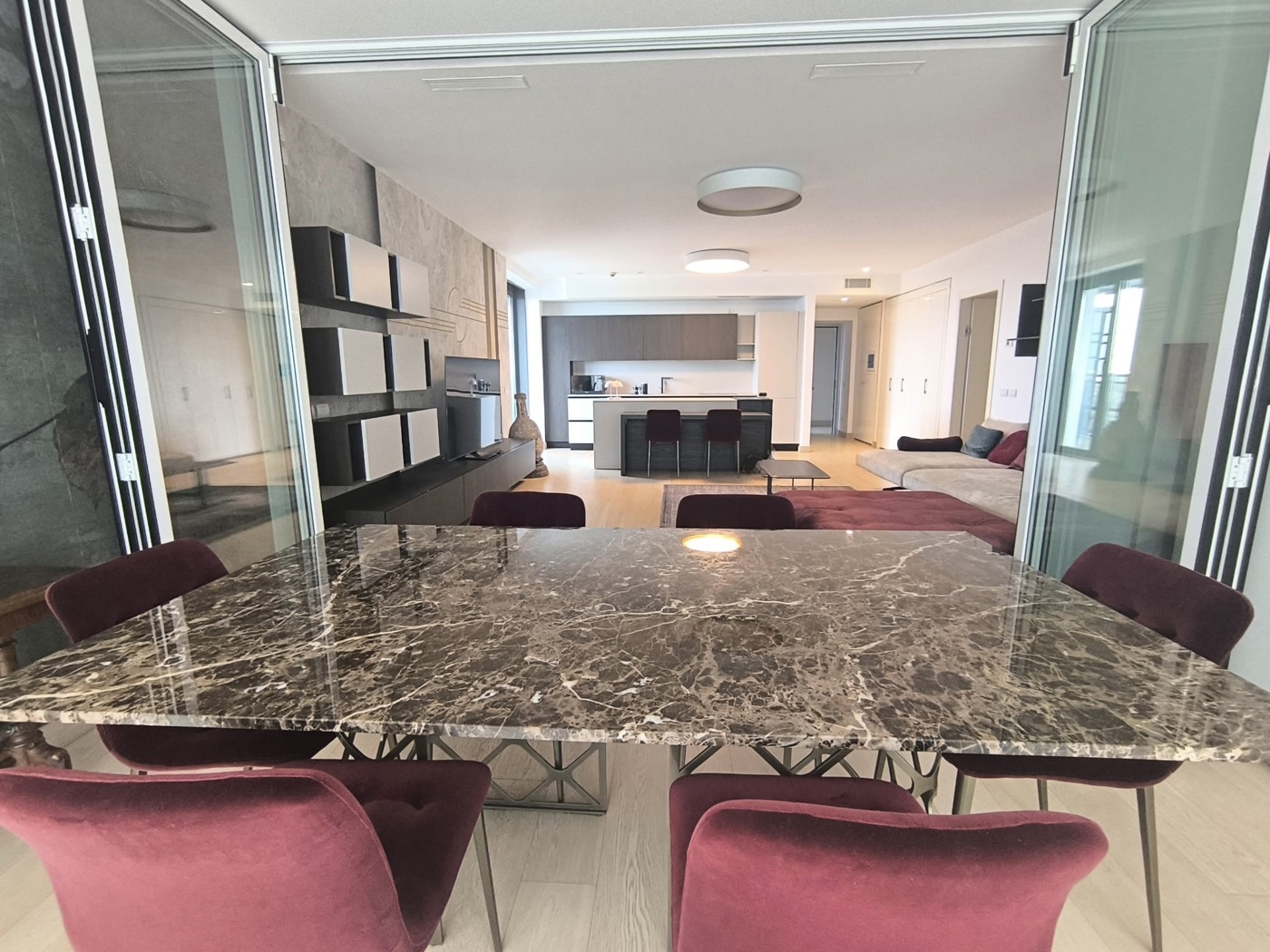 SALONE CON CUCINA A VISTA E ZONA PRANZO