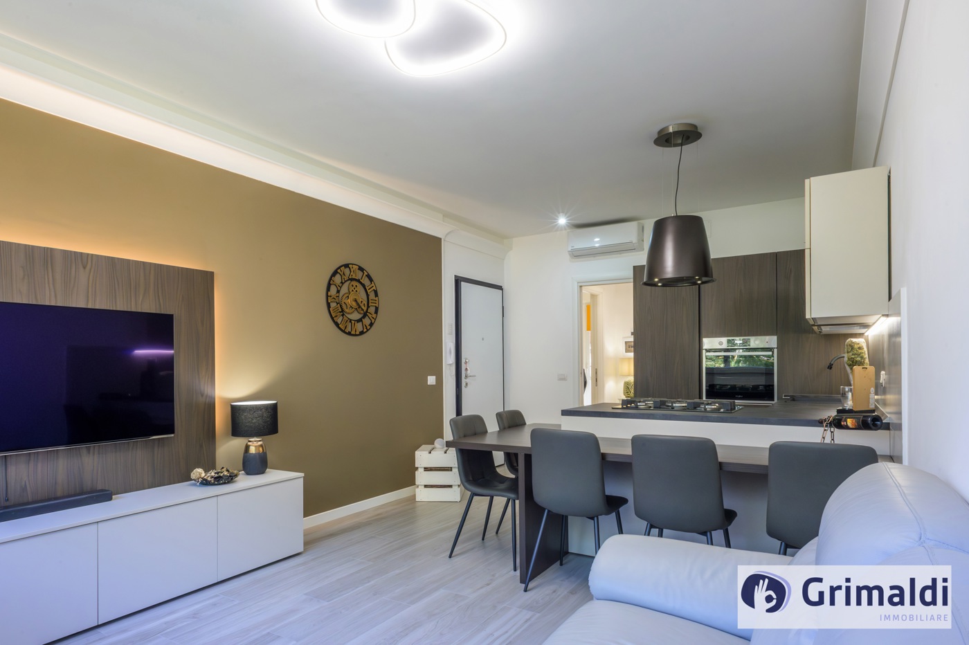 SALONE CON CUCINA A VISTA