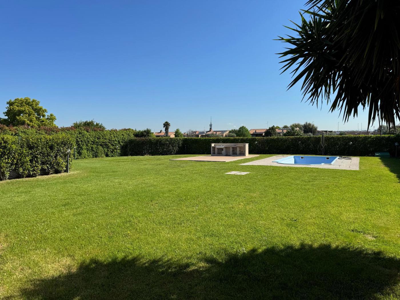 VILLA CON PISCINA