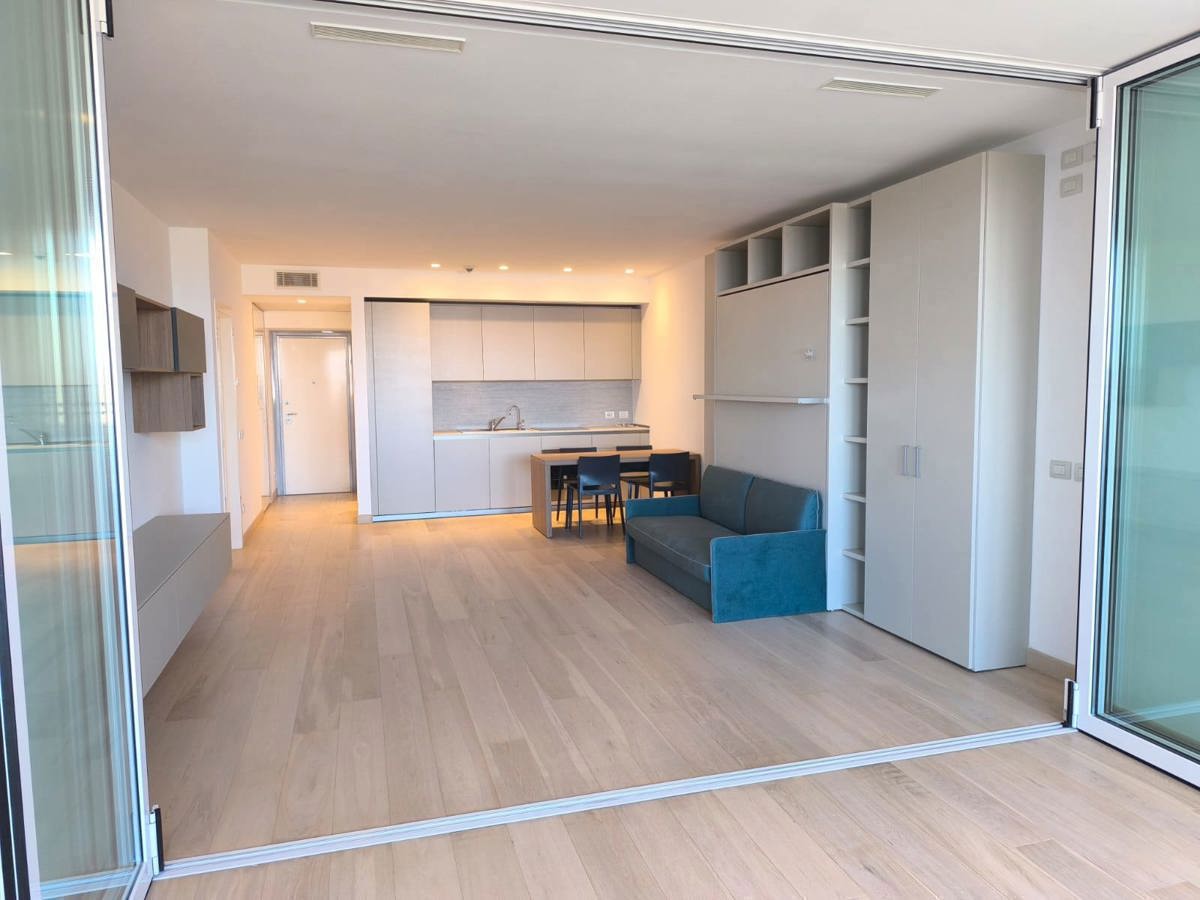 SALONE CON CUCINA A VISTA