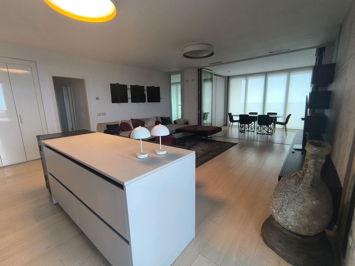 SALONE CON CUCINA A VISTA