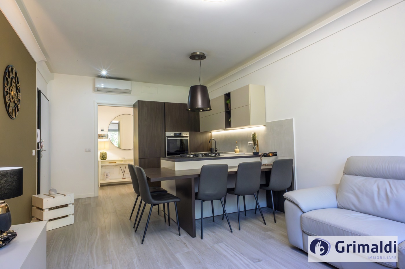 SALONE CON CUCINA A VISTA