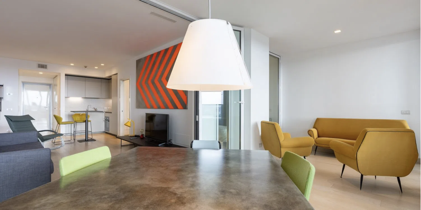 SOGGIORNO CON CUCINA A VISTA E TERRAZZO
