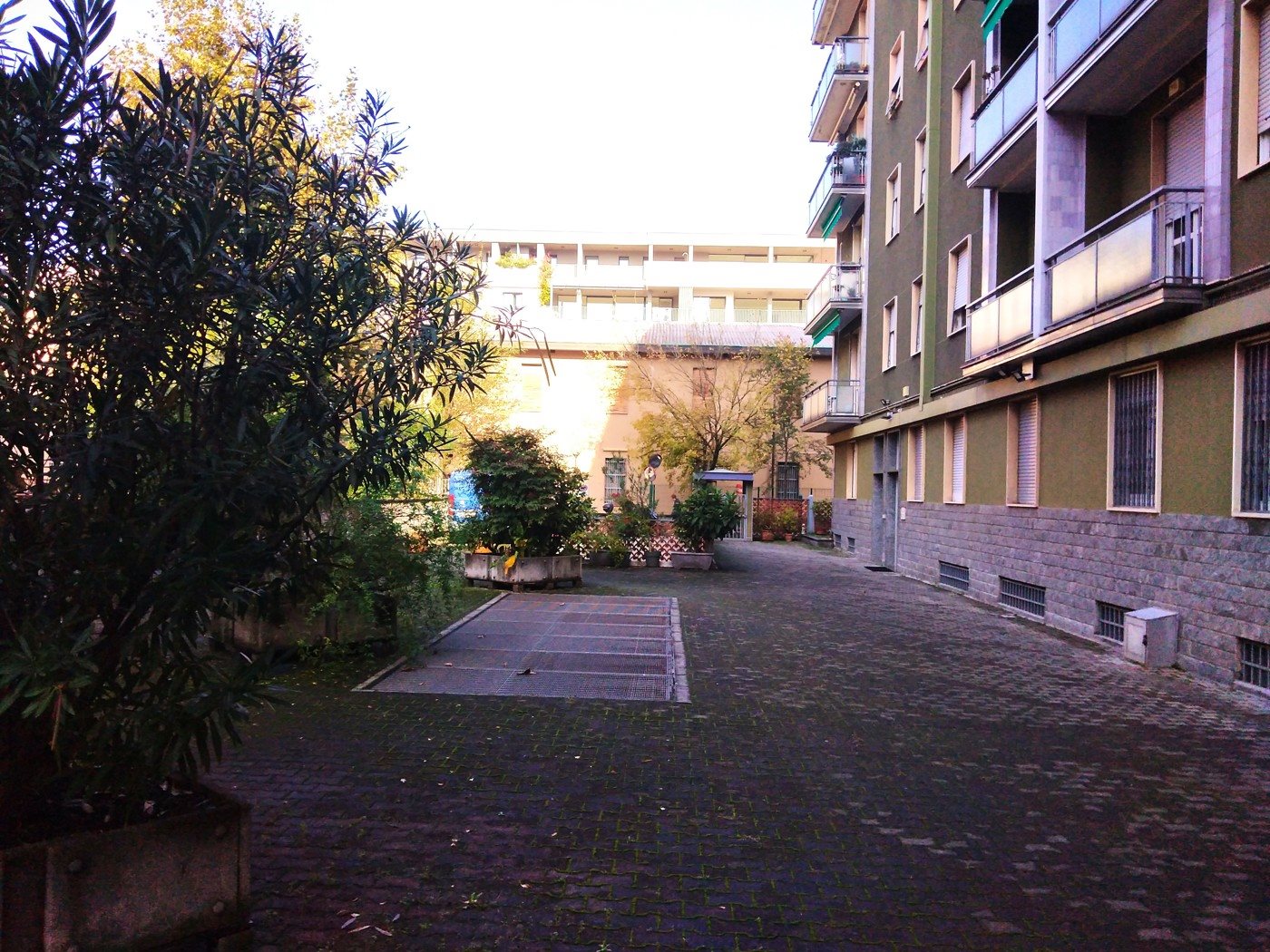 via isonzo 12 cusano m cortile interno.jpg