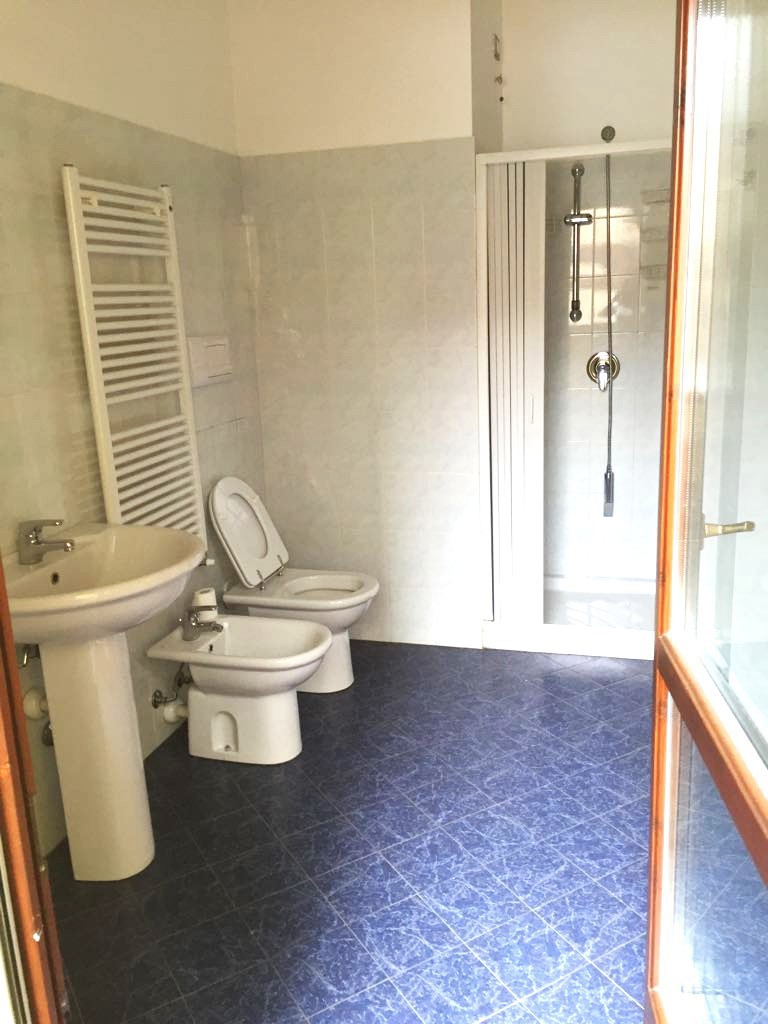 foto 2 bagno via arno 18 sesto san giovanni.jpg