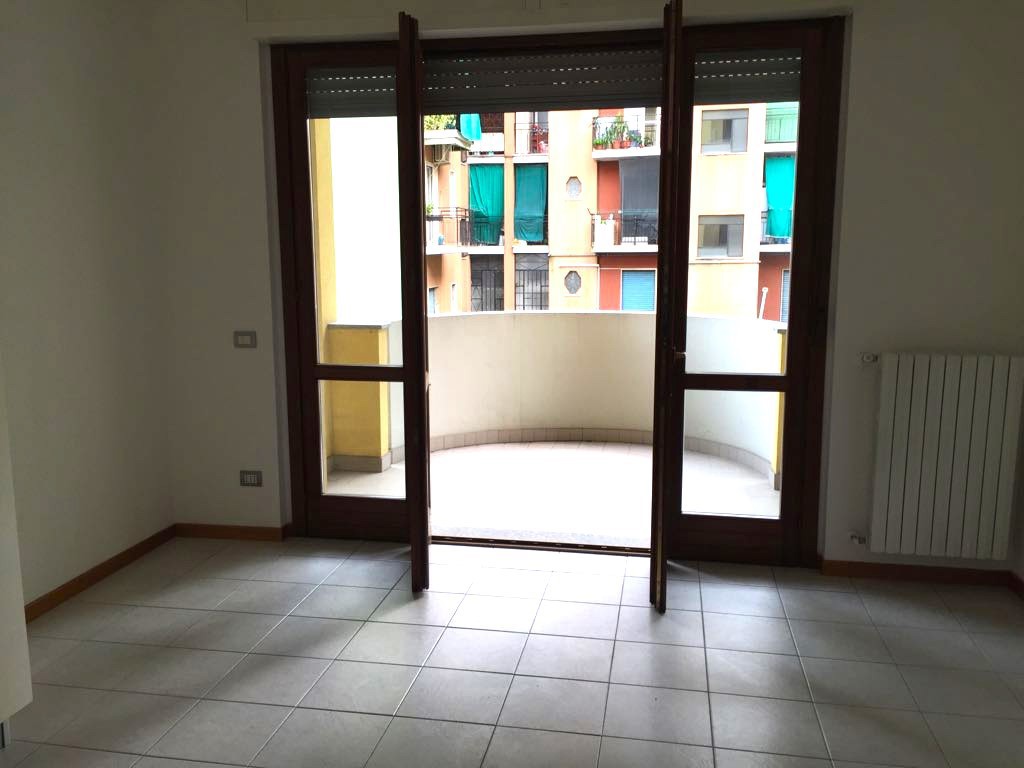 foto soggiorno via arno 18 sesto san giovanni - Copia (2).jpg