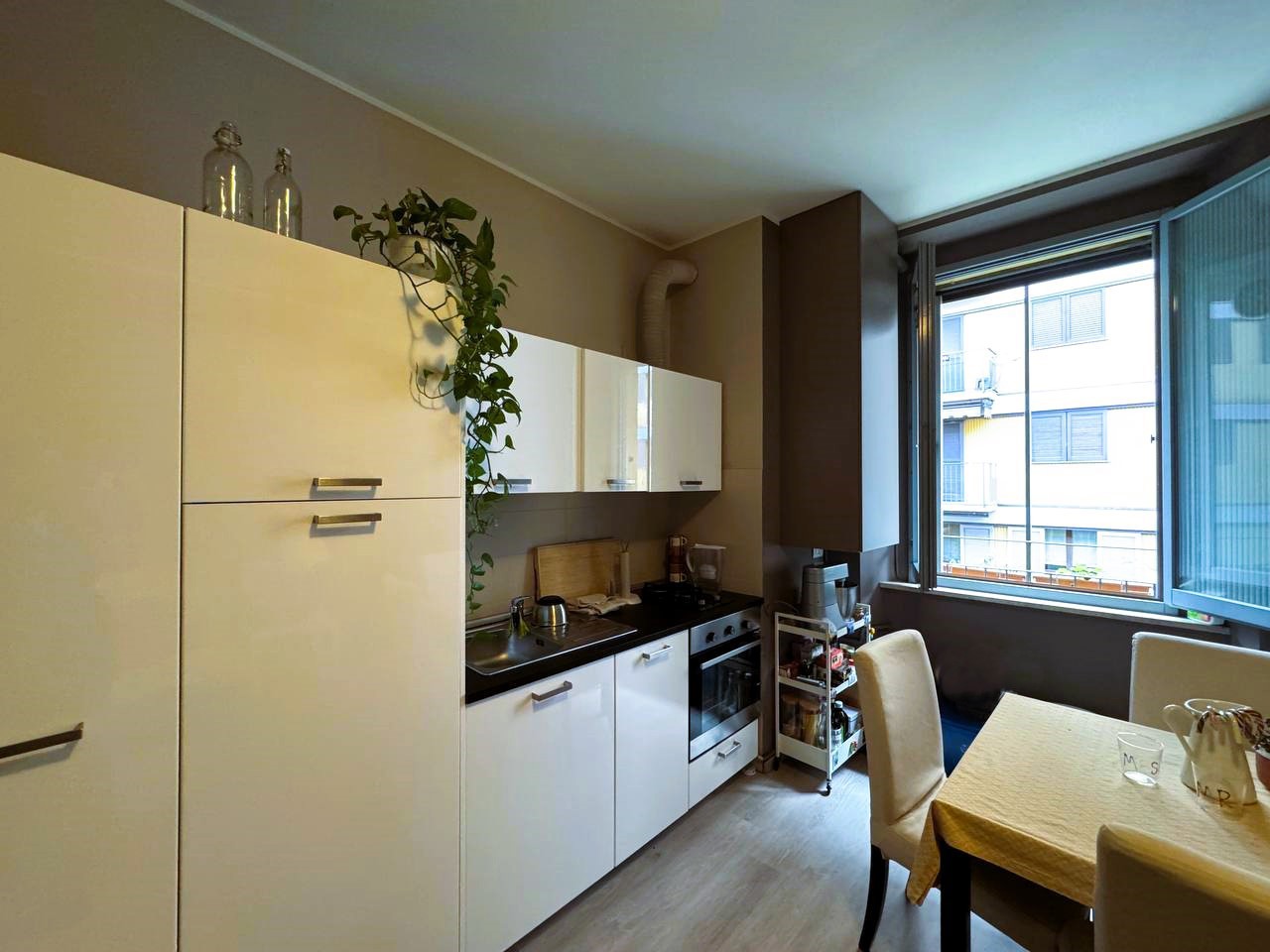 Soggiorno con cucina a vista