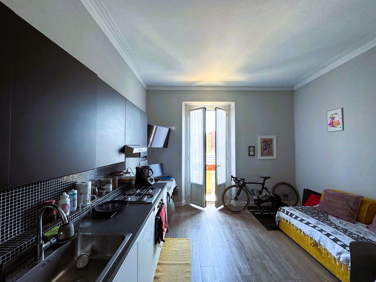 Soggiorno con cucina a vista