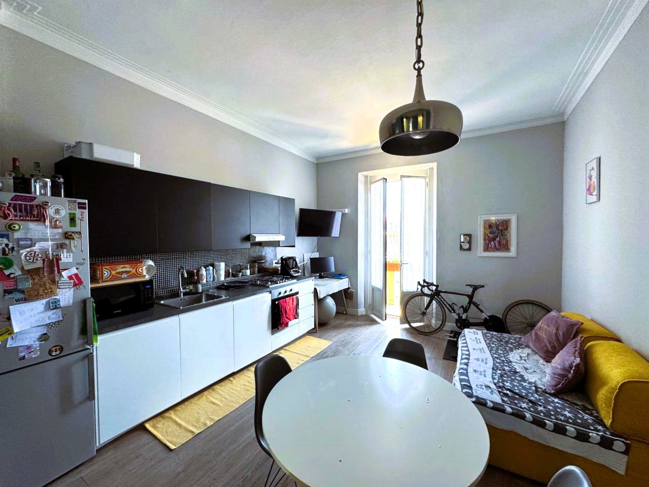Soggiorno con cucina a vista