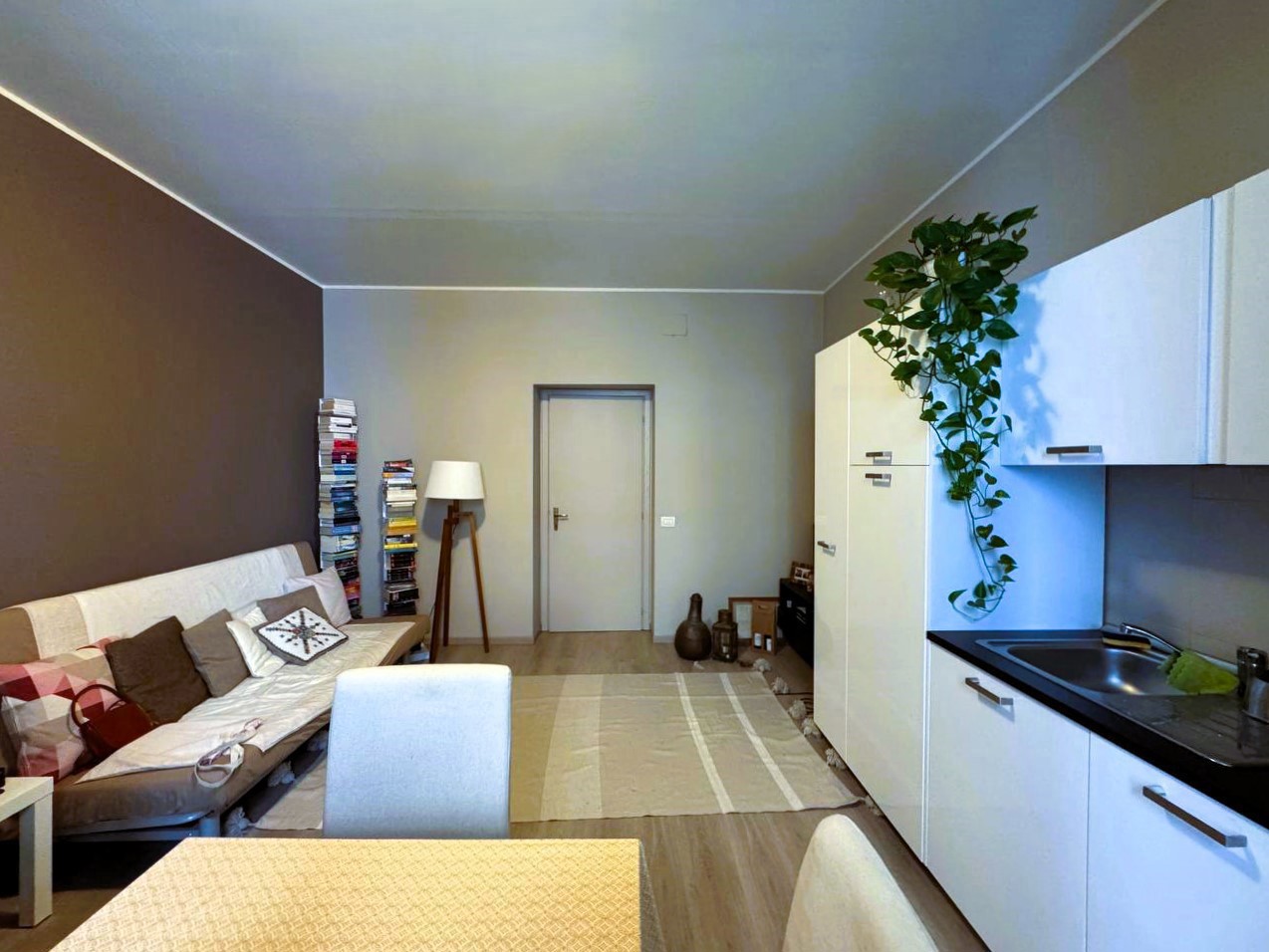 Soggiorno con cucina a vista