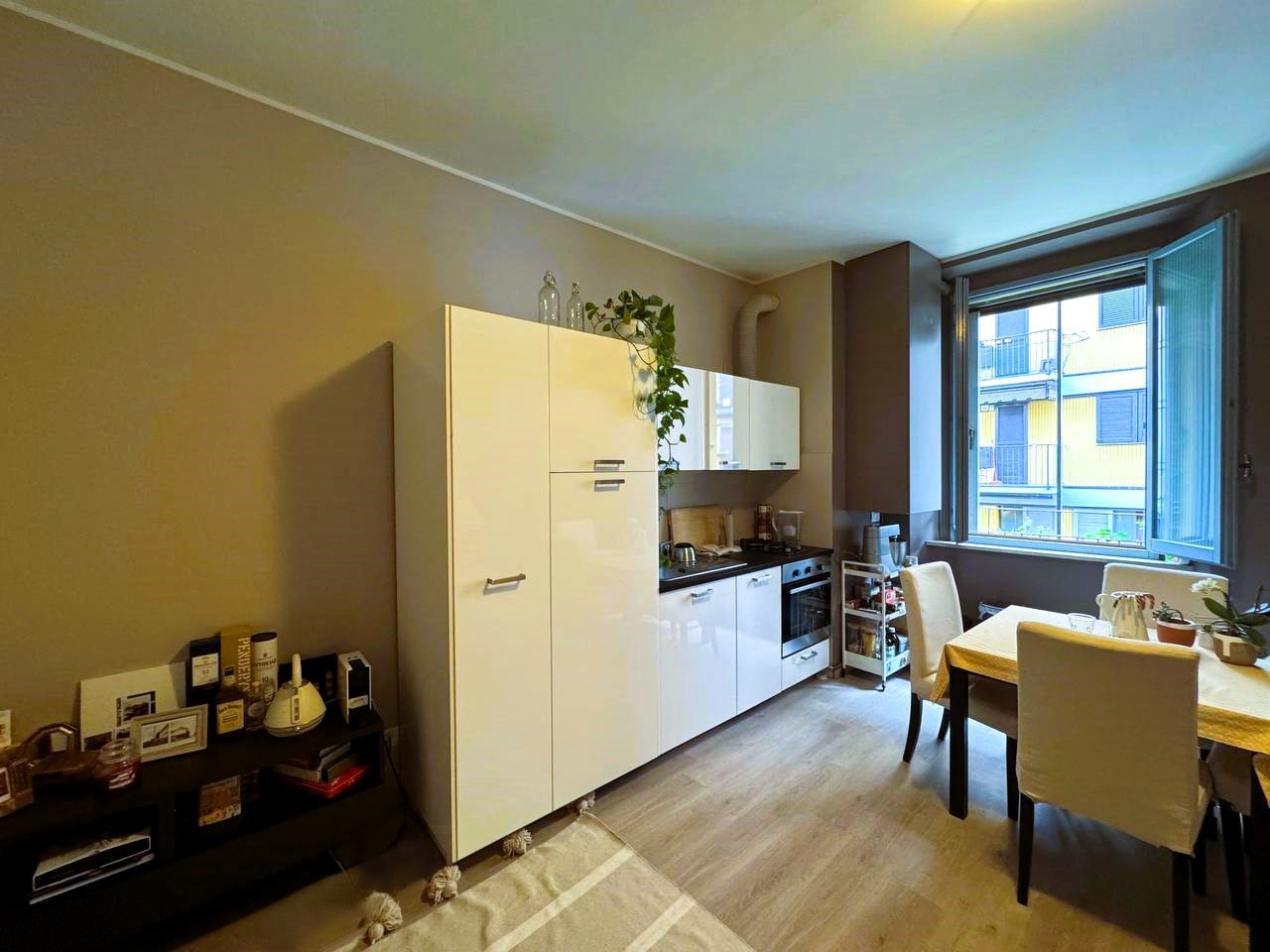 Soggiorno con cucina a vista