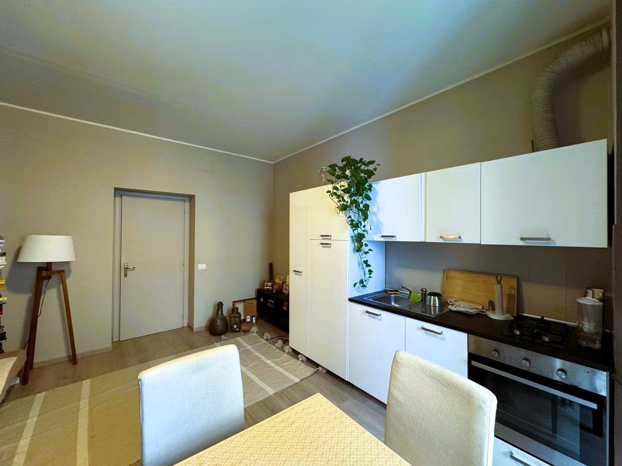 Soggiorno con cucina a vista