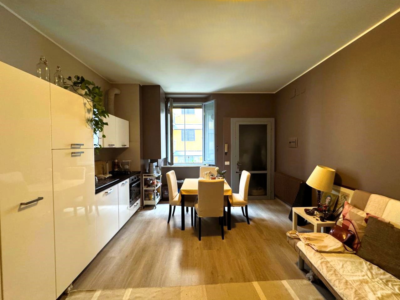 Soggiorno con cucina a vista