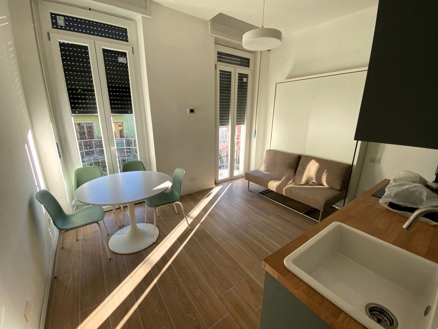 Soggiorno con cucina a vista