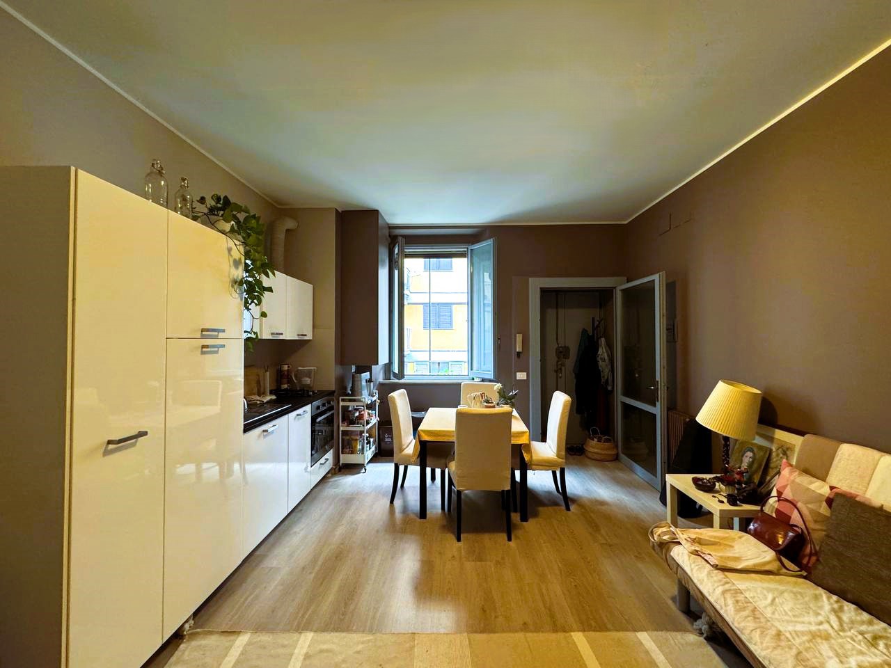 Soggiorno con cucina a vista