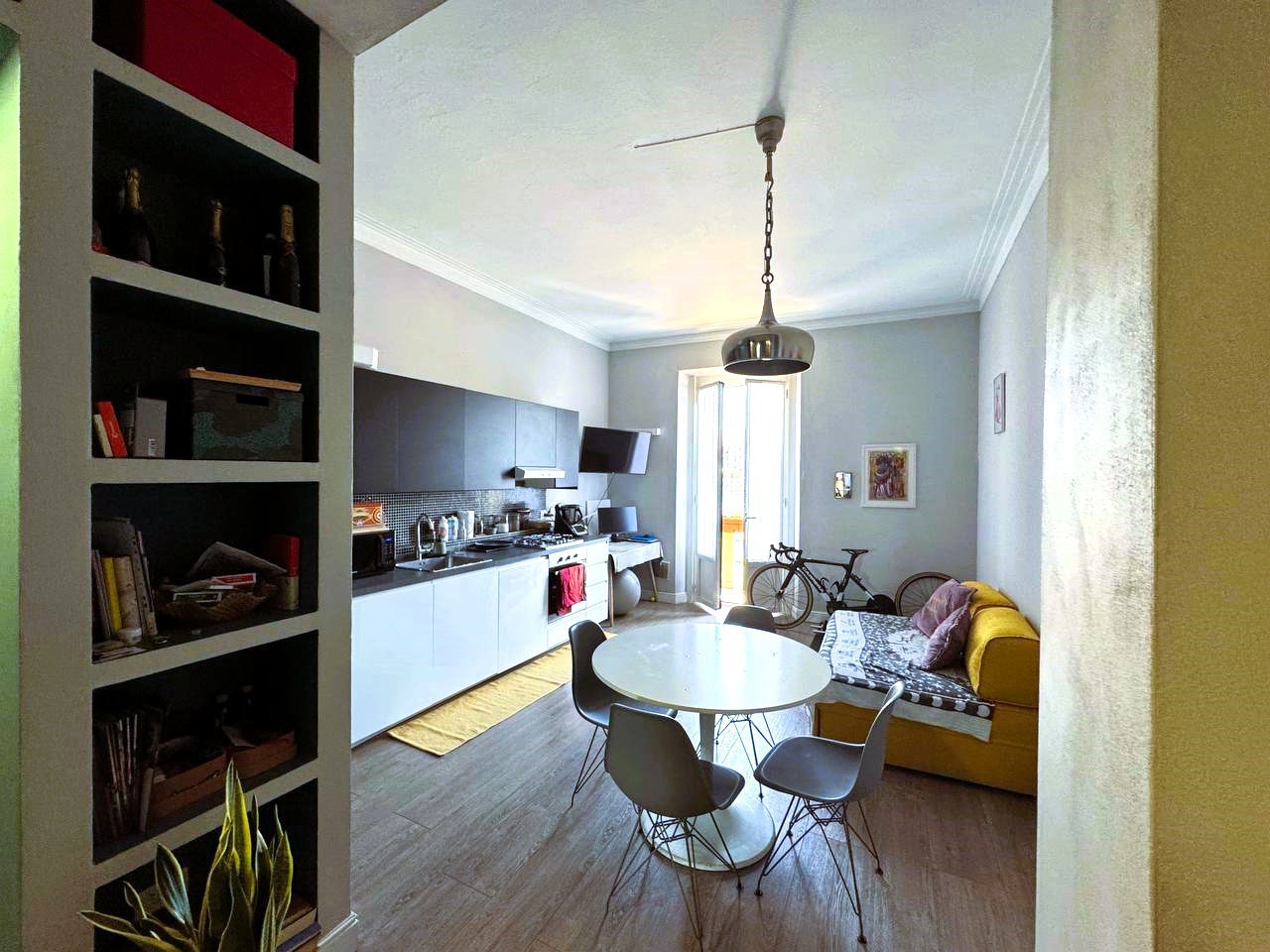 Soggiorno con cucina a vista