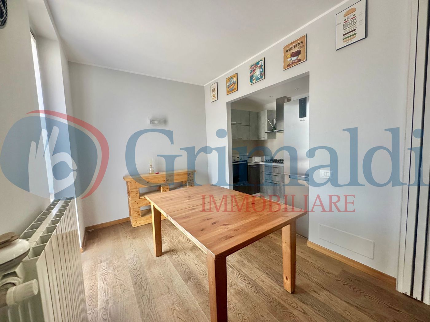 cucina con tavlo da pranzo.jpg