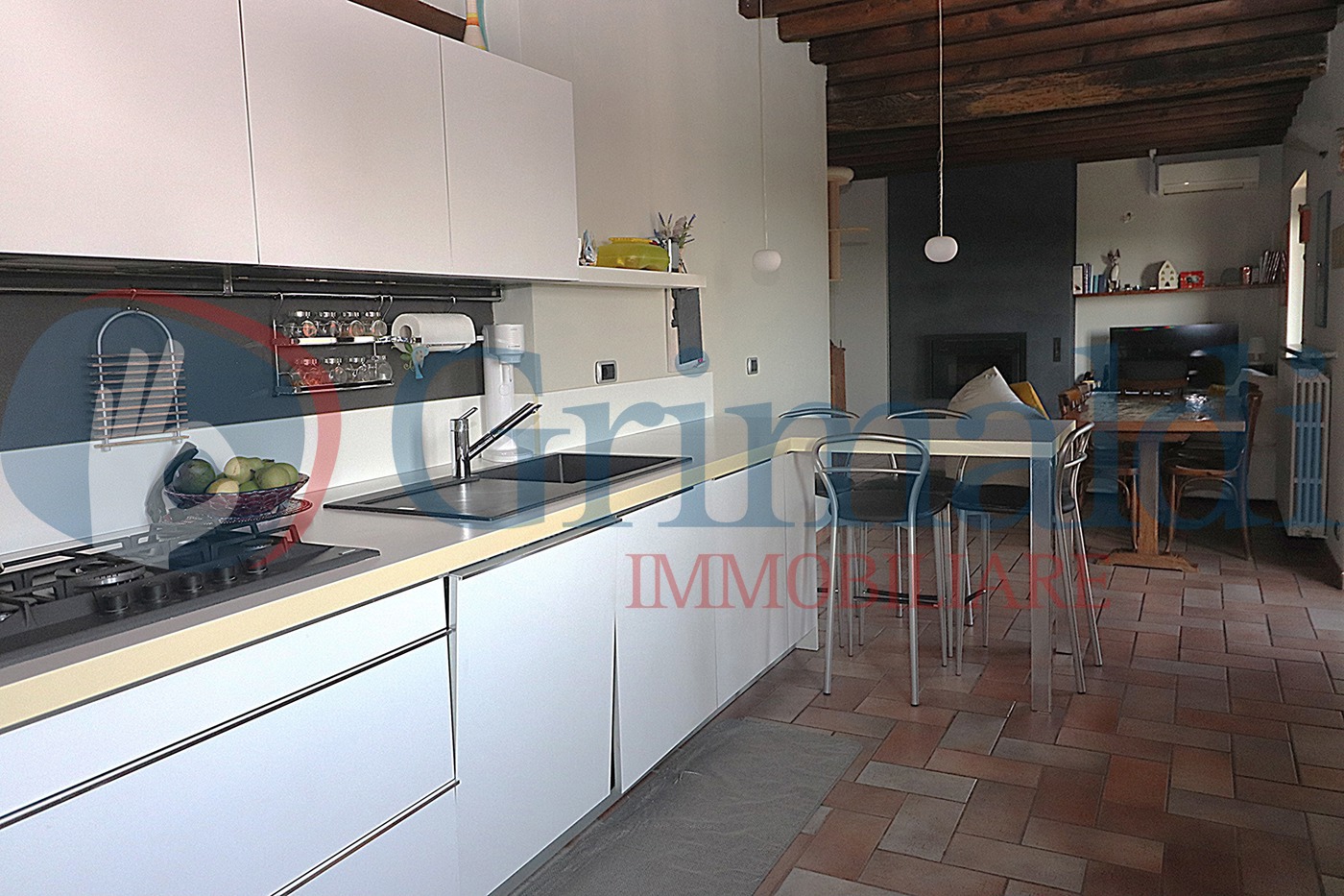 vista cucina piu soggiorno.JPG