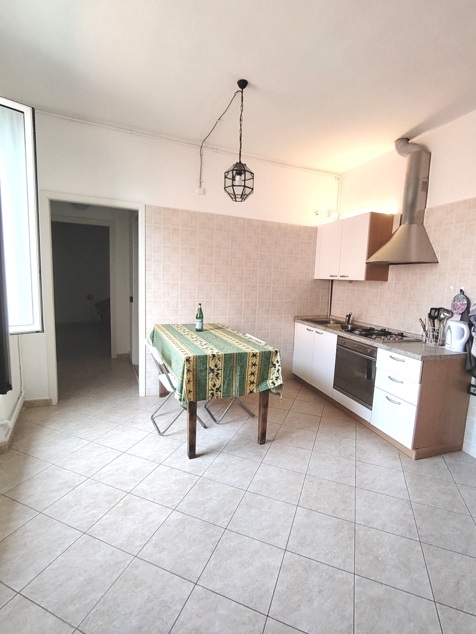 Zona giorno con cucina 