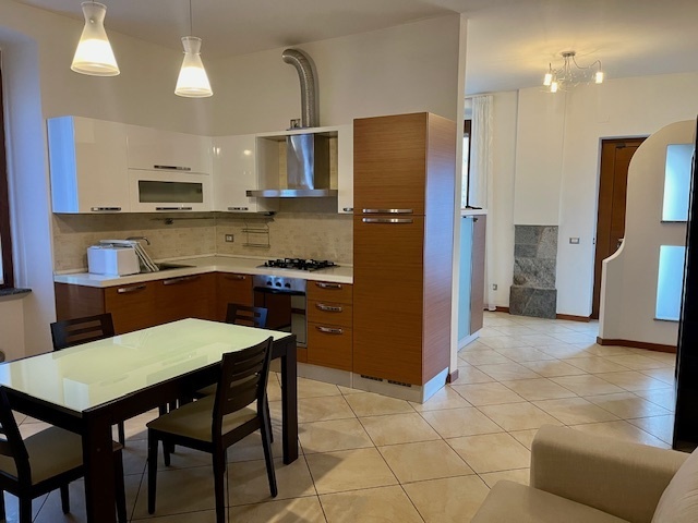 Zona giorno con cucina a vista