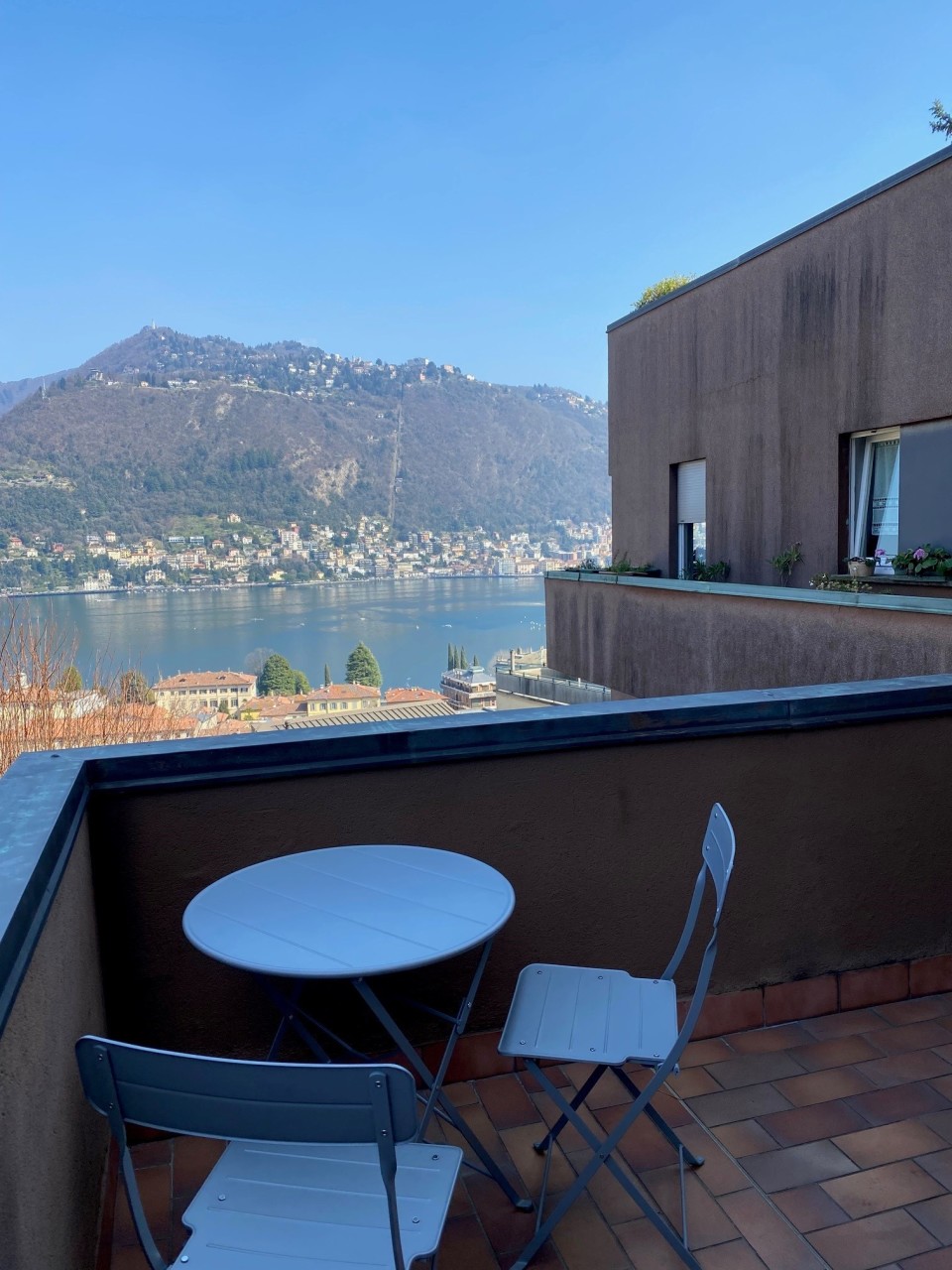 Balcone con vista lago