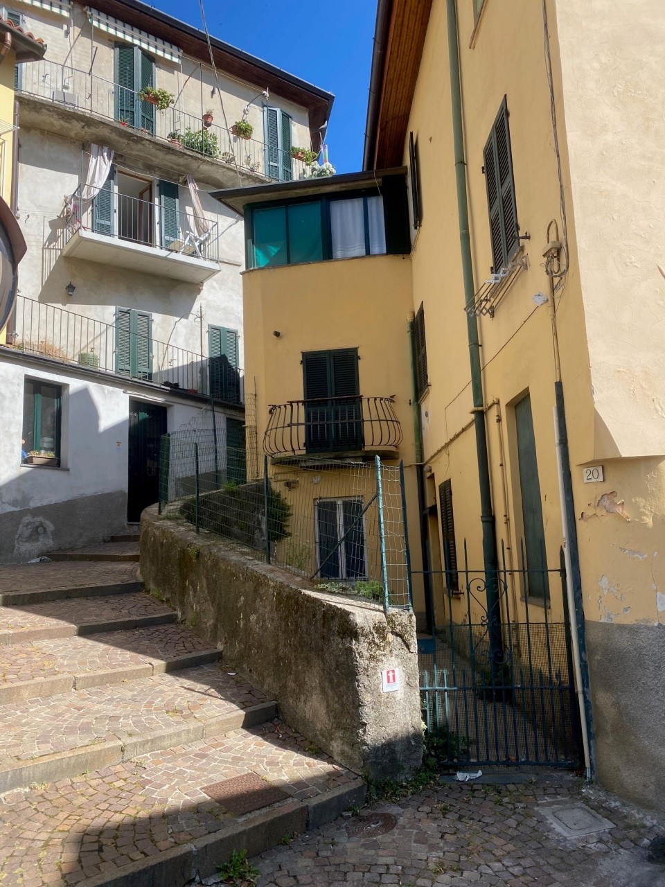 Esterni-visuale su cortile di proprieta
