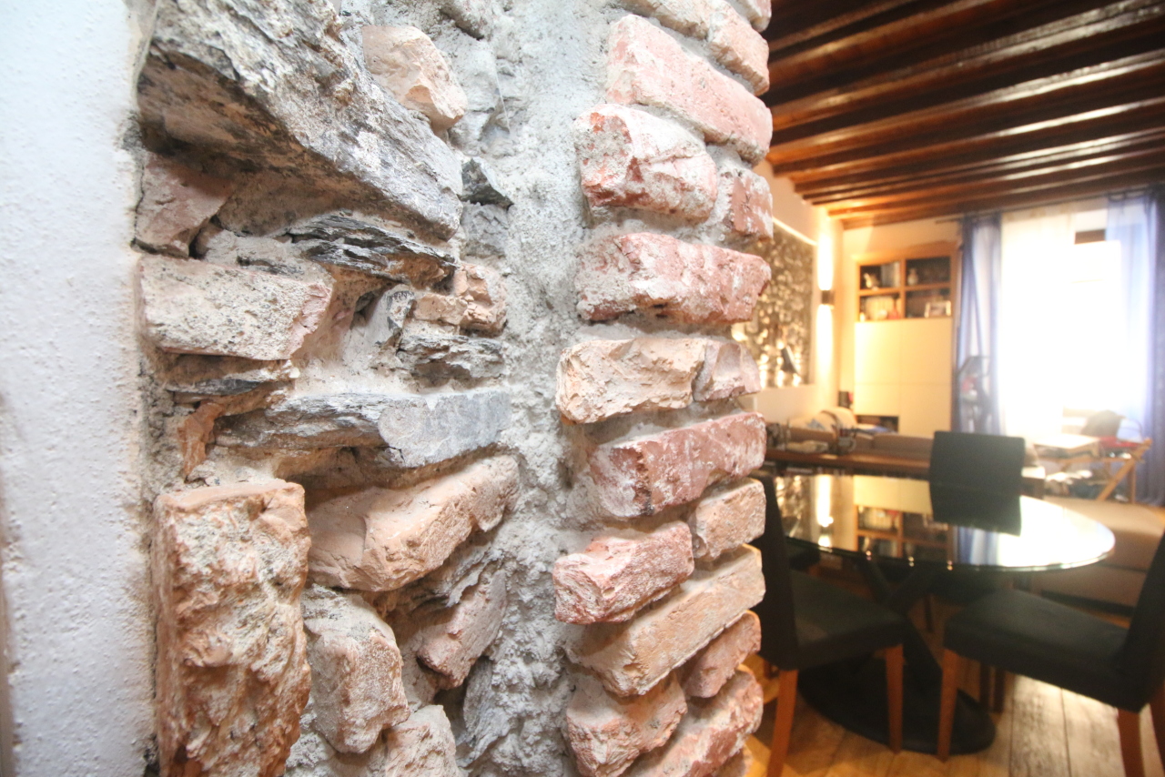 Dettaglio sasso a vista 