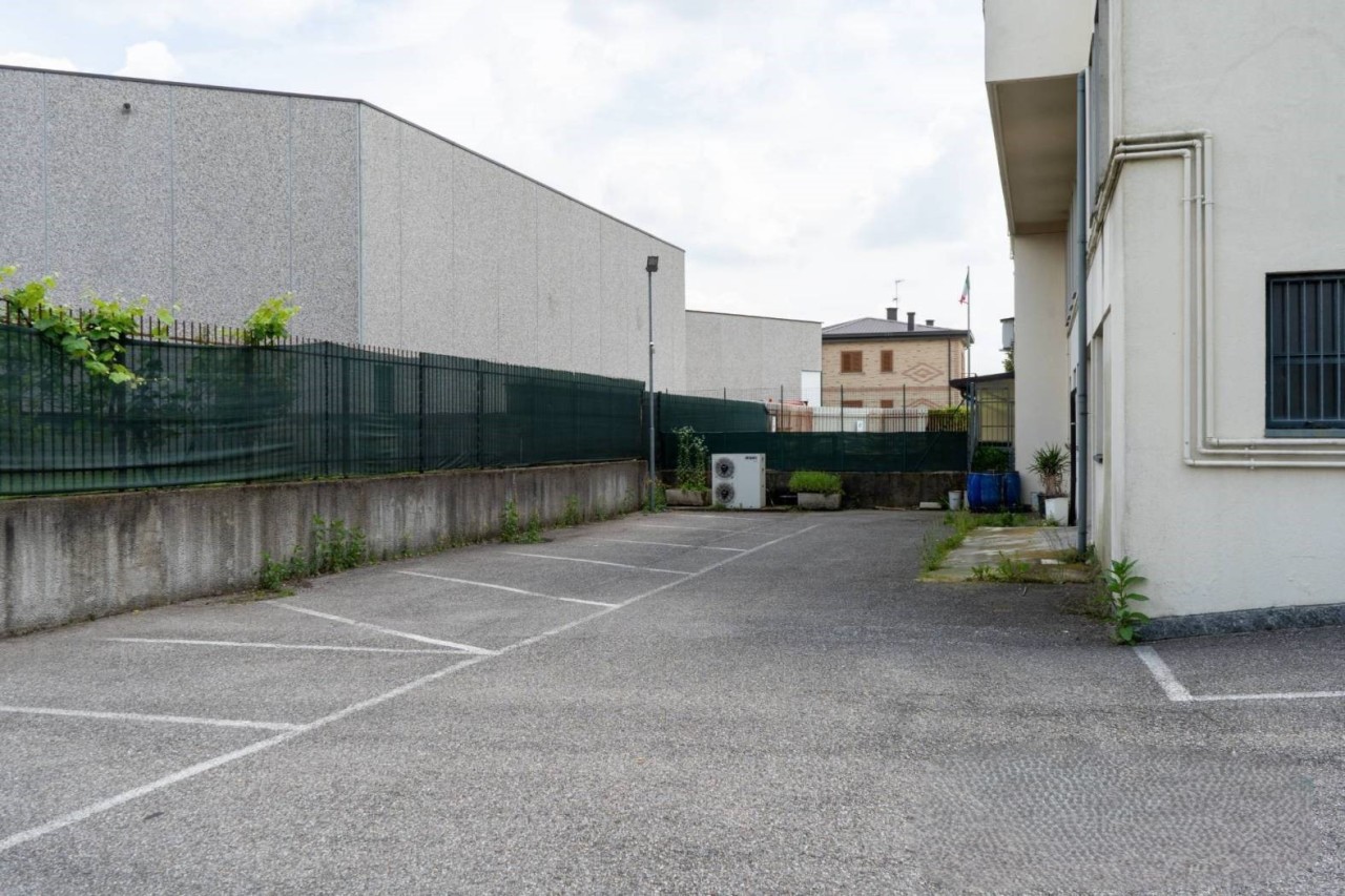 Esterni proprieta - parcheggi 