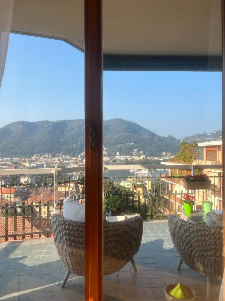 Zona giorno con accesso ala terrazzo