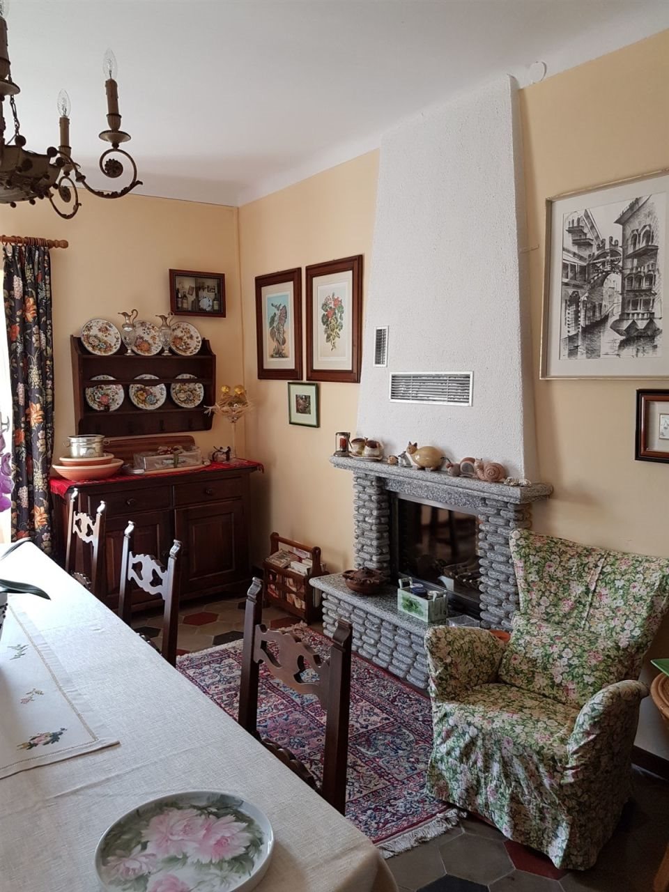 Dettaglio sala da pranzo con camino