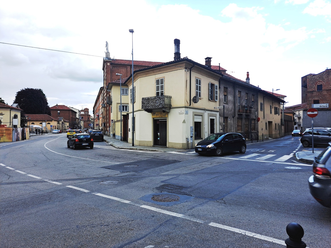 31 Facciata angolo Via Tana.jpg