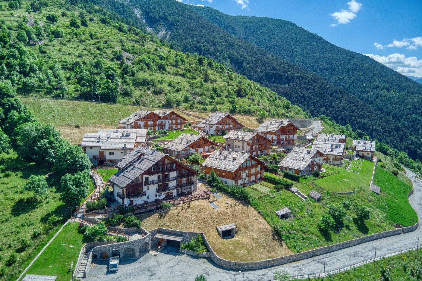 L Drone villaggio baite-..jpeg