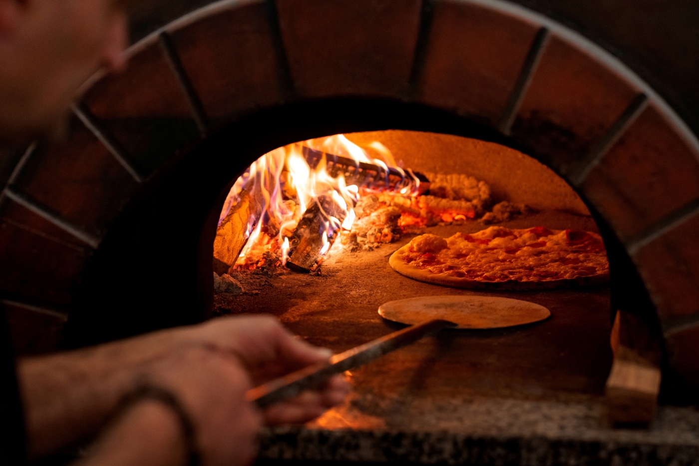 27 Pizza in forno a legna-.jpg